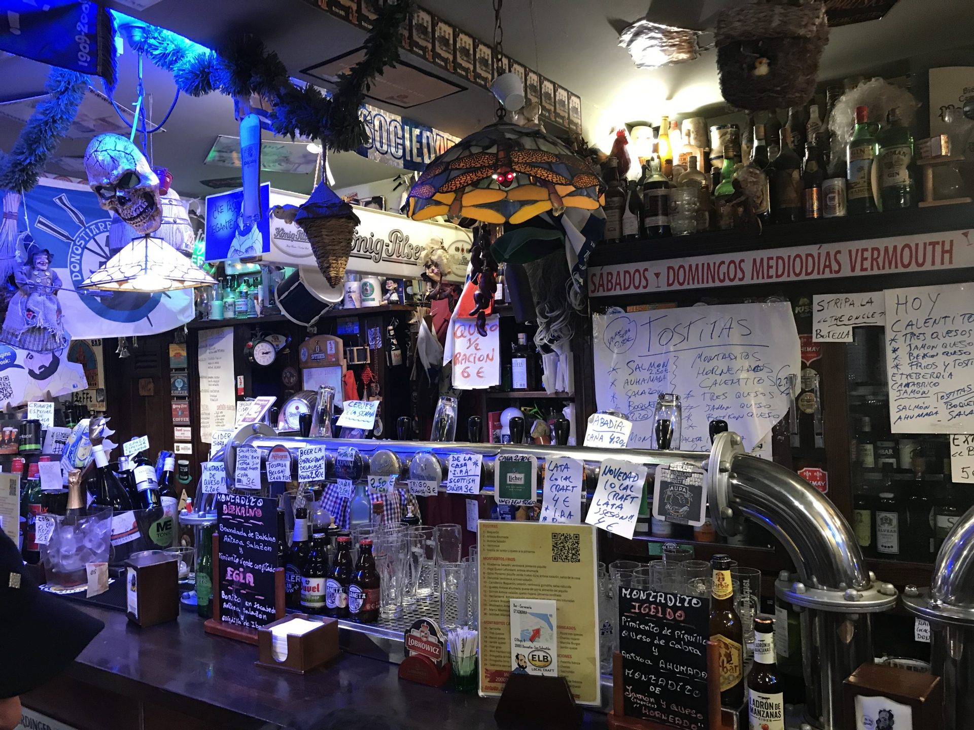 La barra del Etxeberria: grifos, botellas y carteles escritos a mano